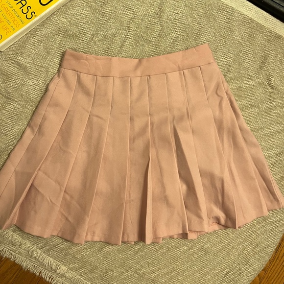 Pleated skirt in peach 🍑 - Picture 2 of 3
